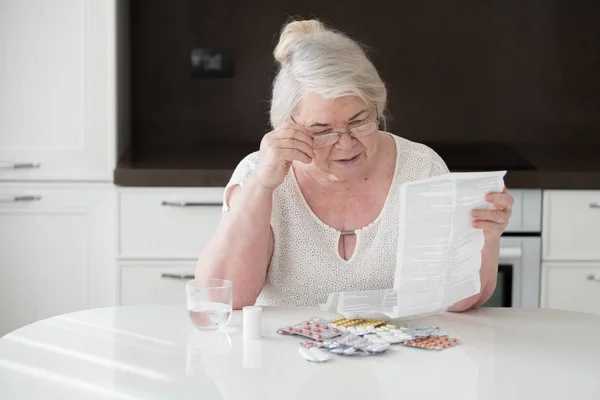 Mormor Glasögon Läser Instruktionen Tillämpningen Läkemedel Många Tabletter Bordet — Stockfoto