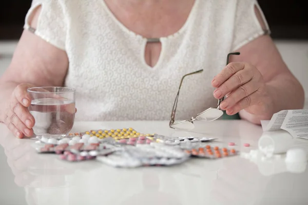 Grand Choix Pilules Sur Une Table Blanche Femme Ses Lunettes — Photo