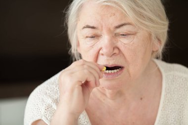 Bir hap alır sarışın bir kadın portresi.