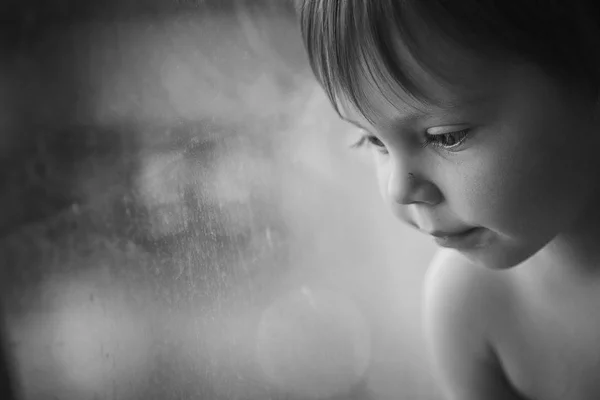 美しい子供の肖像画 窓からの光 — ストック写真
