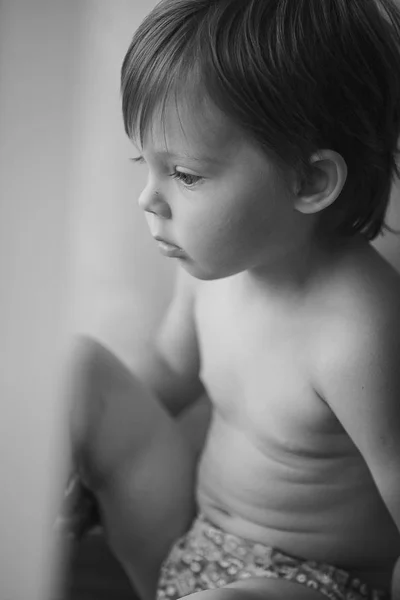 Чорно Білий Портрет Дитини Хлопчик Сидить Біля Вікна — стокове фото