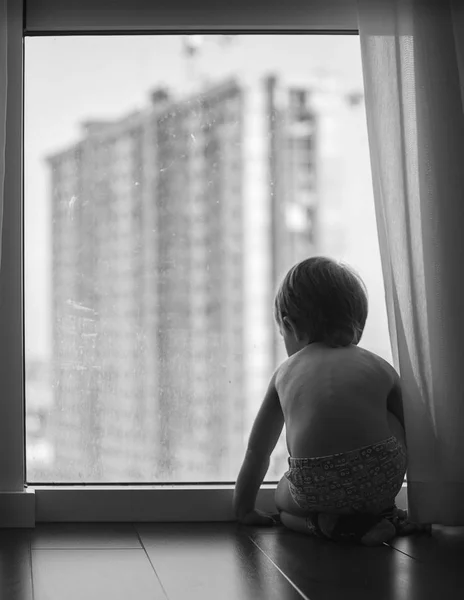 Хлопчик Сидить Біля Великого Вікна — стокове фото