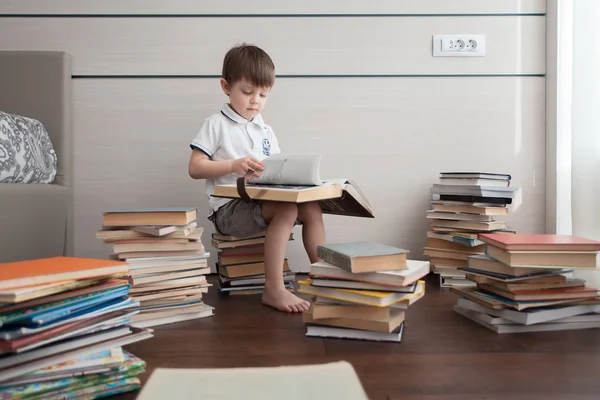 Jongen Zit Boeken Lezen Hem Heen Zijn Vele Kleurrijke Boeken — Stockfoto