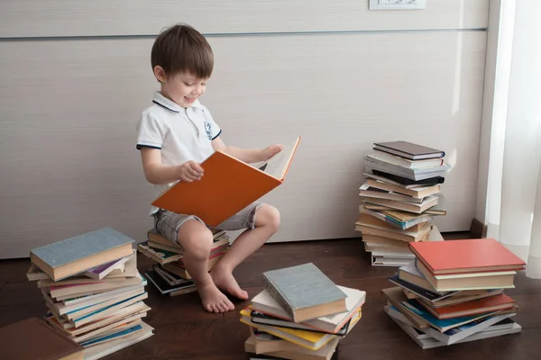 Rapaz Senta Nos Livros Torno Dele Estão Muitos Livros Coloridos — Fotografia de Stock