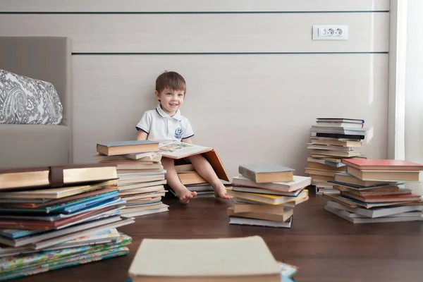 Fiú Könyvek Olvasás Körülötte Sok Színes Könyvek — Stock Fotó