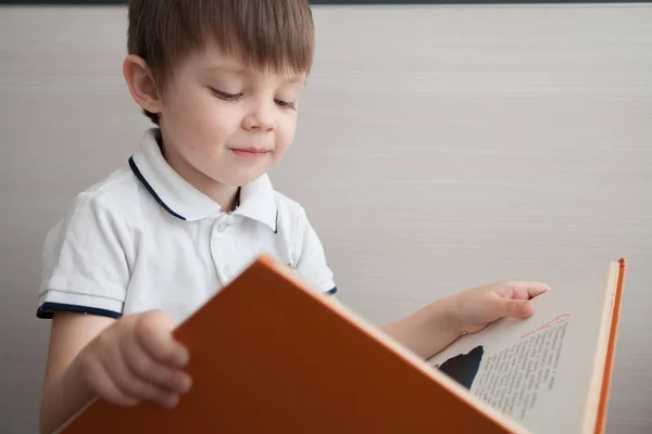 Милый Ребенок Читает Книгу Мальчик Интересом Смотрит Книгу — стоковое фото