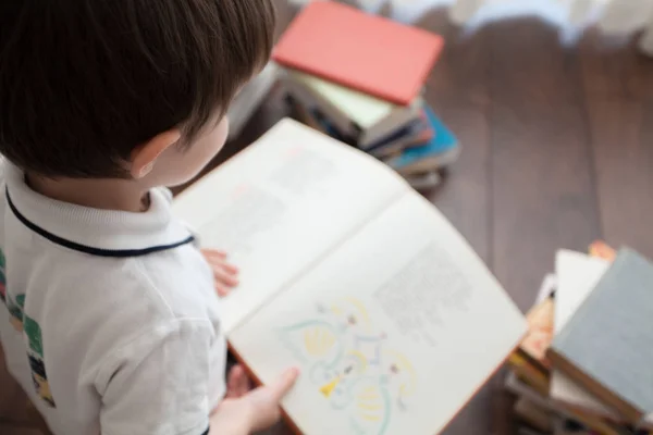 Bébé Mignon Est Assis Lit Grand Livre — Photo