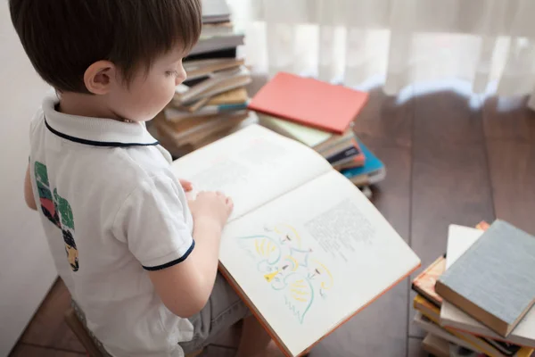 Bebê Bonito Está Sentado Lendo Grande Livro — Fotografia de Stock