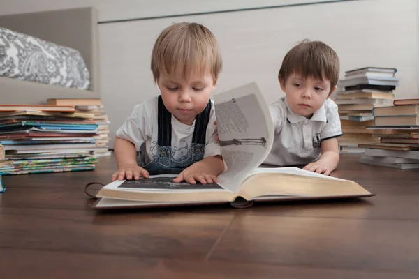 Дети Смотрят Листают Книгу Лежащую Полу — стоковое фото