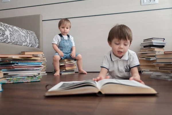 Livros Chão Crianças Estão Lendo — Fotografia de Stock