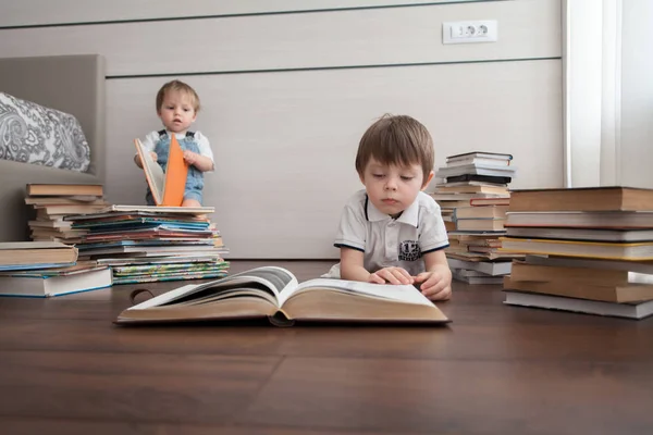 Прекрасные Дети Читают Книги Своей Комнате — стоковое фото