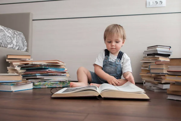 Petit Enfant Est Assis Sur Sol Est Assis Grand Livre — Photo