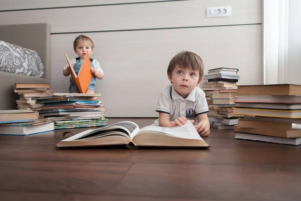 Crianças Adoráveis Ler Livros Seu Quarto — Fotografia de Stock