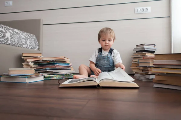 Petit Enfant Est Assis Sur Sol Est Assis Grand Livre — Photo