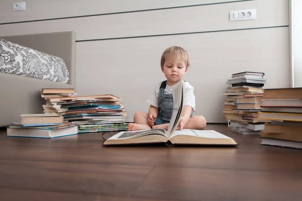 Petit Enfant Est Assis Sur Sol Est Assis Grand Livre — Photo