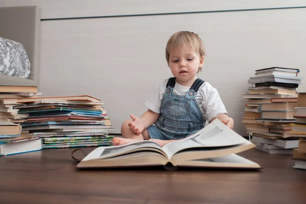 Bebê Bonito Senta Chão Olha Livro Grande — Fotografia de Stock