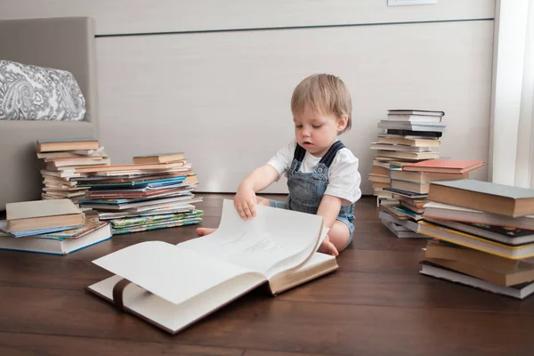 Bébé Mignon Assoit Sur Sol Regarde Dans Grand Livre — Photo