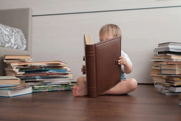 Menino Está Sentado Chão Lendo Grande Livro — Fotografia de Stock