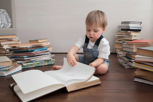 Bambino Carino Siede Sul Pavimento Guarda Grande Libro — Foto Stock