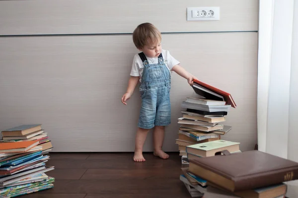 Criança Toma Livro Uma Grande Pilha — Fotografia de Stock