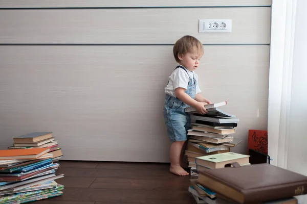 Het Kind Neemt Het Boek Uit Een Grote Stapel — Stockfoto