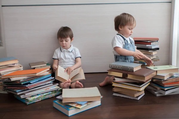 Deux Frères Assoient Par Terre Lisent Des Livres — Photo