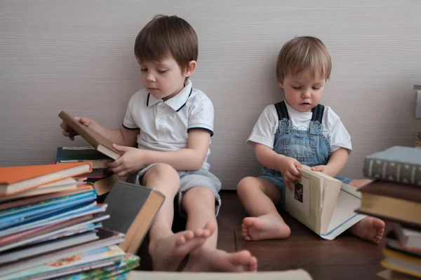 Dos Hermanos Sientan Suelo Leen Libros —  Fotos de Stock