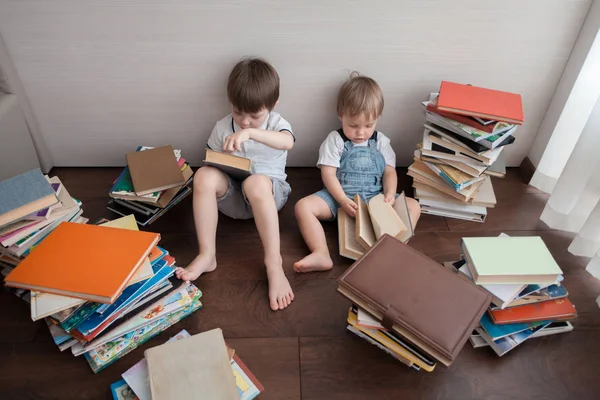 Δύο Αδέλφια Κάθονται Στο Πάτωμα Και Διαβάσετε Βιβλία — Φωτογραφία Αρχείου