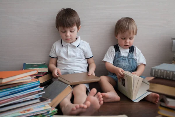 Deux Frères Assoient Par Terre Lisent Des Livres — Photo