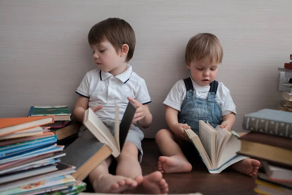 Két Testvér Padlón Könyvet Olvasni — Stock Fotó