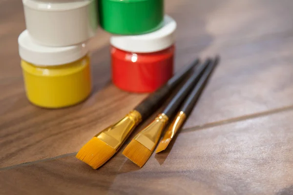Una Tavolozza Multicolore Vernici Tre Pennelli — Foto Stock