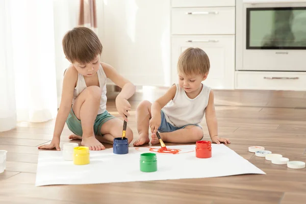 Zwei Brüder Malen Farben Sitzen Auf Dem Fußboden — Stockfoto