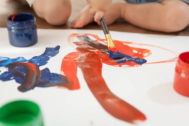 Çocuk boya boya ve kağıttaki püsküllü.