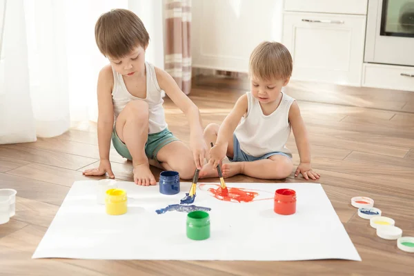 Boyalar, katta oturan iki kardeş çizmek.