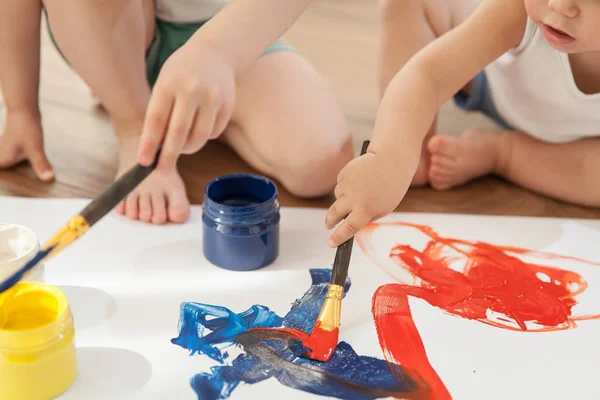 Los Niños Dibujan Colores Brillantes Sobre Papel Sentados Suelo — Foto de Stock