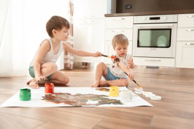 İki kardeş boya kağıt ve kendilerini.