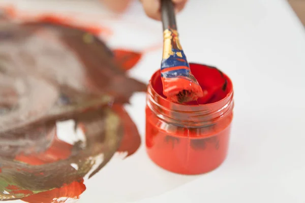 Uma Lata Aberta Tinta Vermelha Pincel — Fotografia de Stock