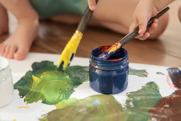 Los Niños Dibujan Gouache Colorido Una Hoja Grande Papel — Foto de Stock