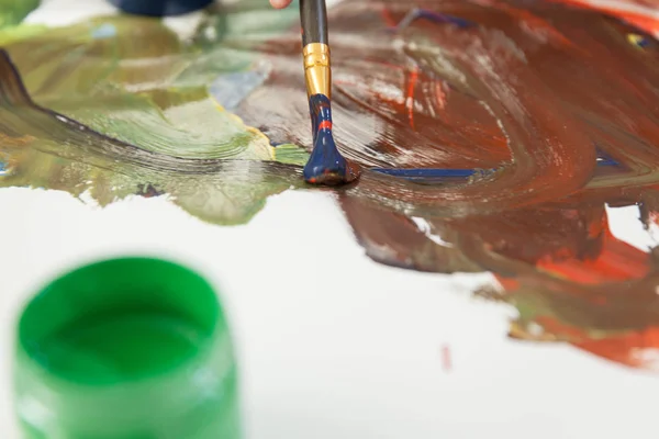 Lata Verde Con Pintura Mezcla Colores Sobre Papel — Foto de Stock