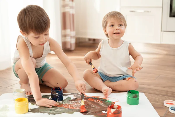 Två Bröder Måla Papper Och Själva — Stockfoto