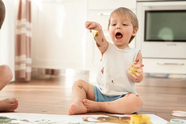 Een Schattig Kind Zittend Vreugdevol Schilderen Met Kleuren — Stockfoto