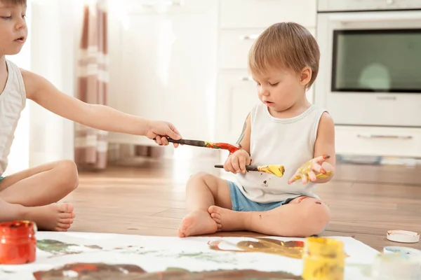 Zwei Brüder Malen Auf Papier Und Auf Sich Selbst — Stockfoto