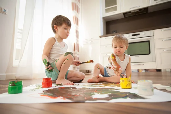 Två Bröder Måla Papper Och Själva — Stockfoto