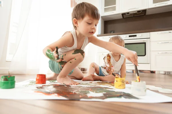 Dois Irmãos Pintam Sobre Papel Sobre Mesmos — Fotografia de Stock