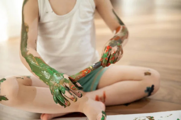 Criança Desenha Mãos Com Cores Brilhantes — Fotografia de Stock