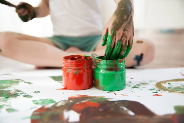 Uma Criança Com Pincel Desenha Mãos Tintas Multicoloridas — Fotografia de Stock