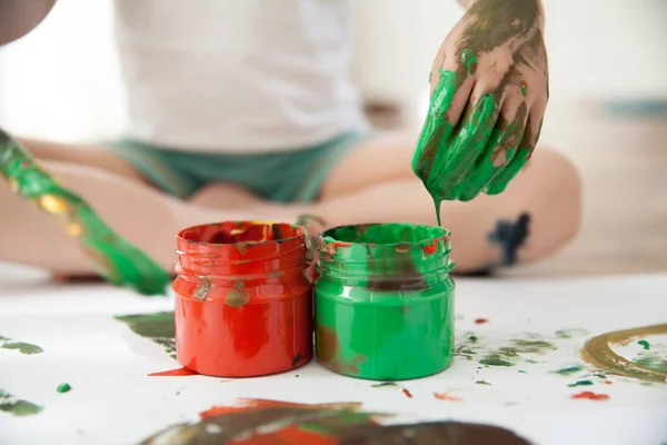 Uma Criança Com Pincel Desenha Mãos Tintas Multicoloridas — Fotografia de Stock
