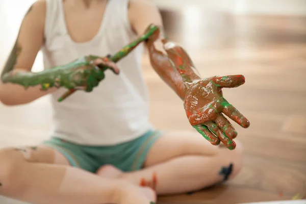 Criança Desenha Mãos Com Cores Brilhantes — Fotografia de Stock