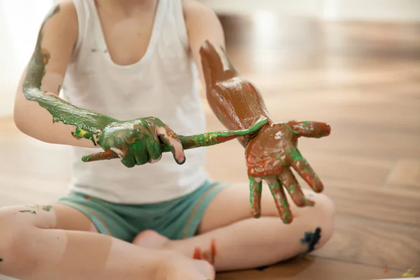 Het Kind Trekt Zijn Handen Met Heldere Kleuren — Stockfoto