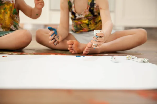 Meninos Desenha Suas Mãos Com Pinturas Guache Enquanto Sentado Chão — Fotografia de Stock
